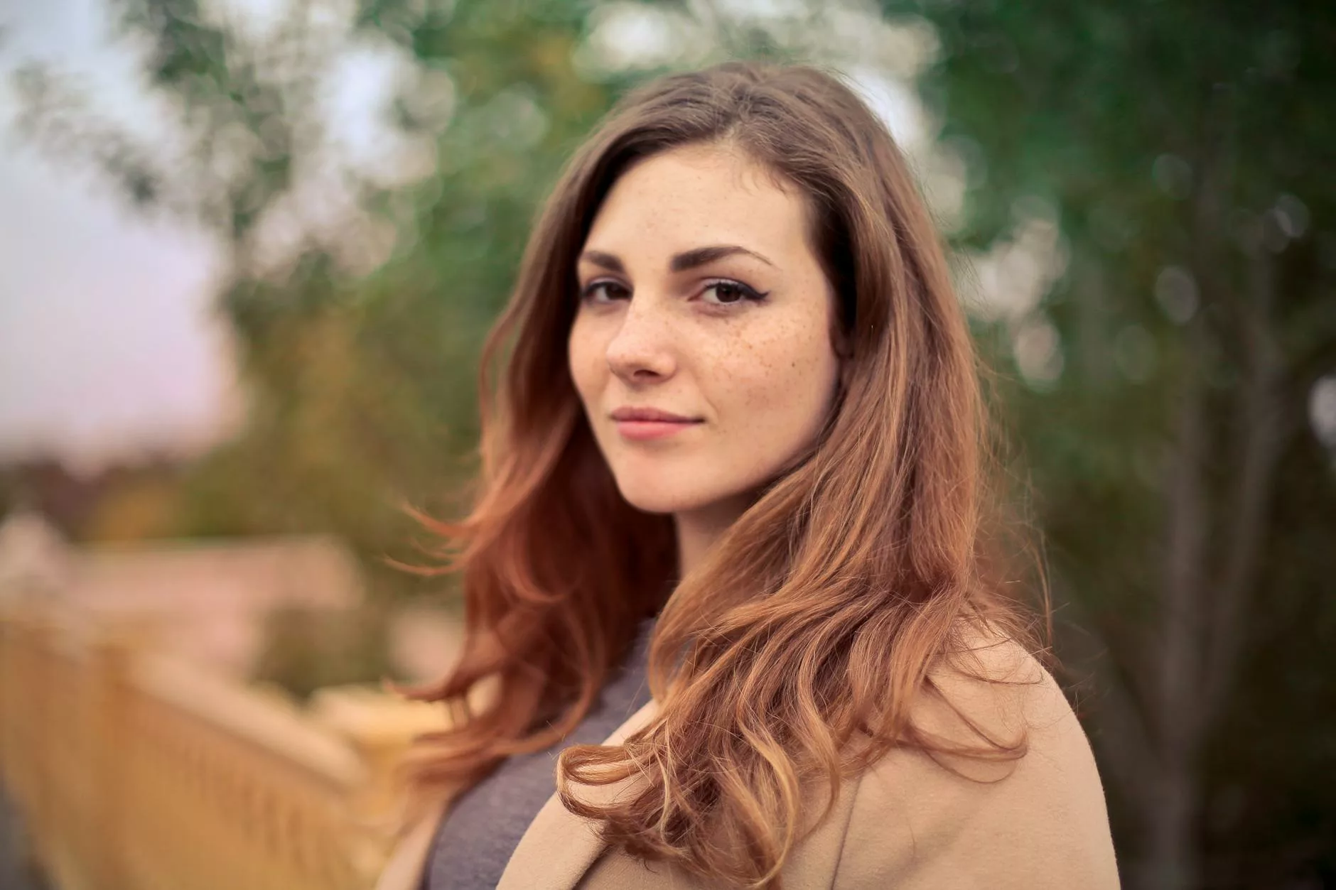 jeune femme chatain regard camera