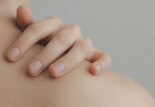 peau femme caresse dos avec main