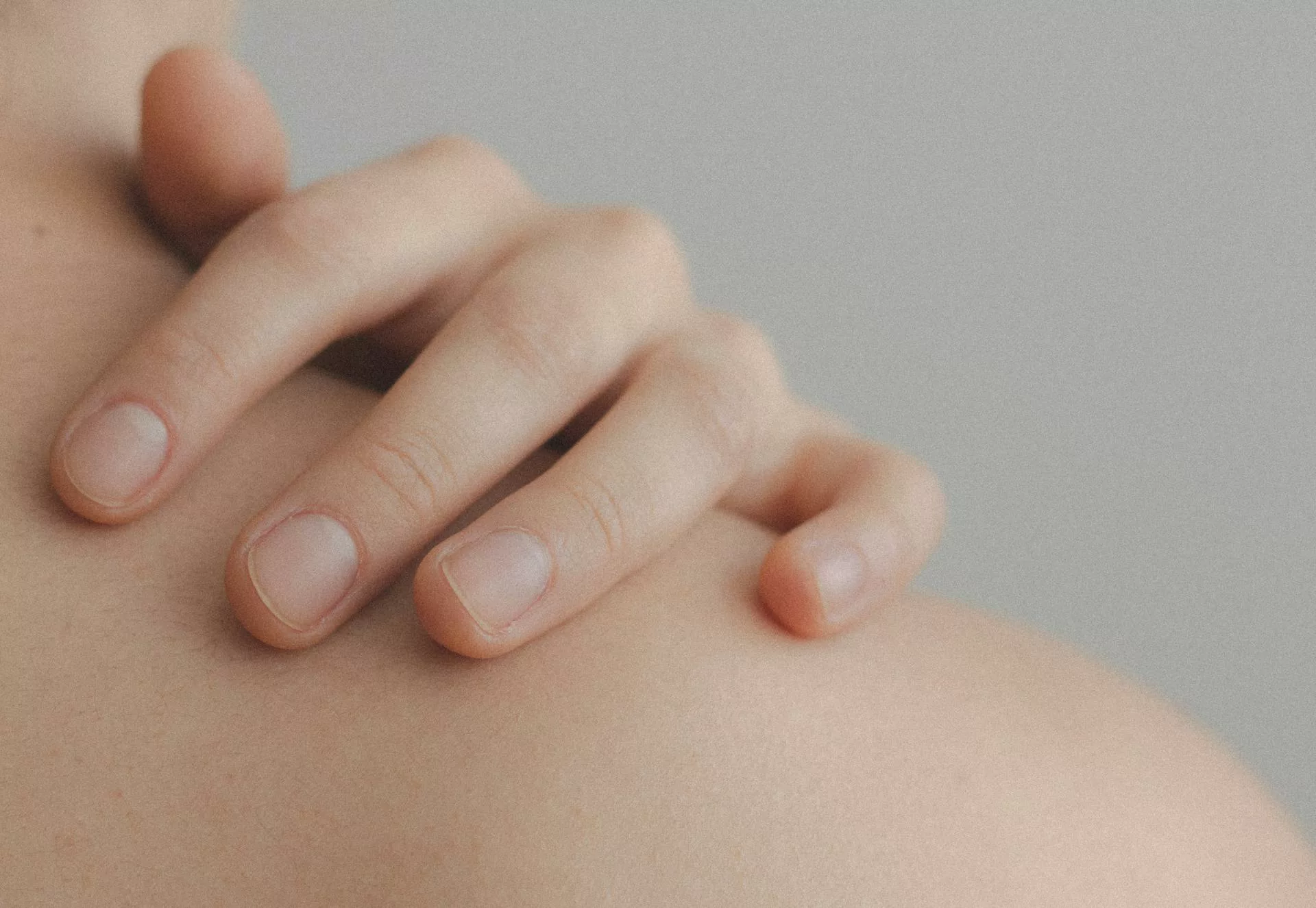 peau femme caresse dos avec main