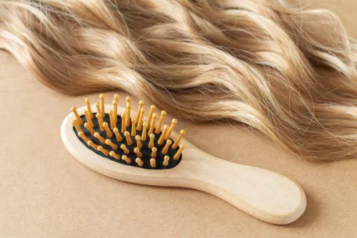 brosse a cheveux perruque blonde