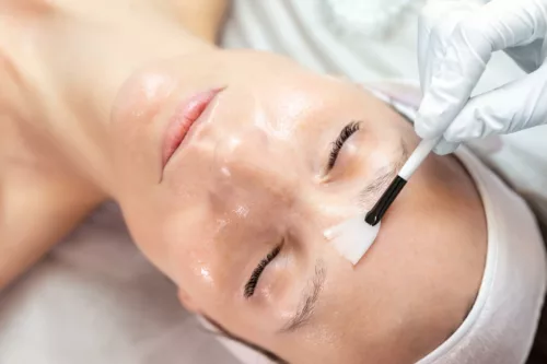 close up application peeling leger aux acides de fruits
