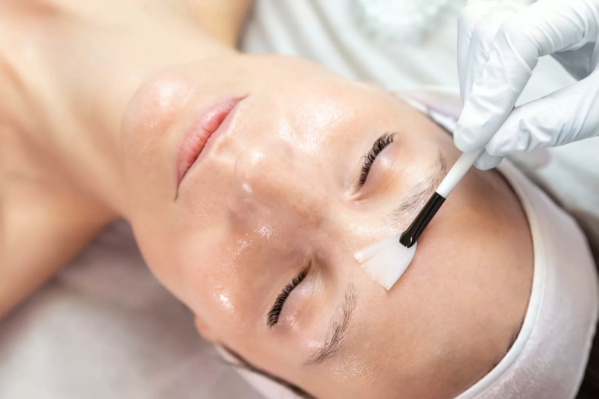 close up application peeling leger aux acides de fruits